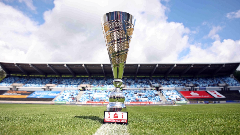 Die Trophäe des Saarlandpokal steht auf dem Fußballrasen