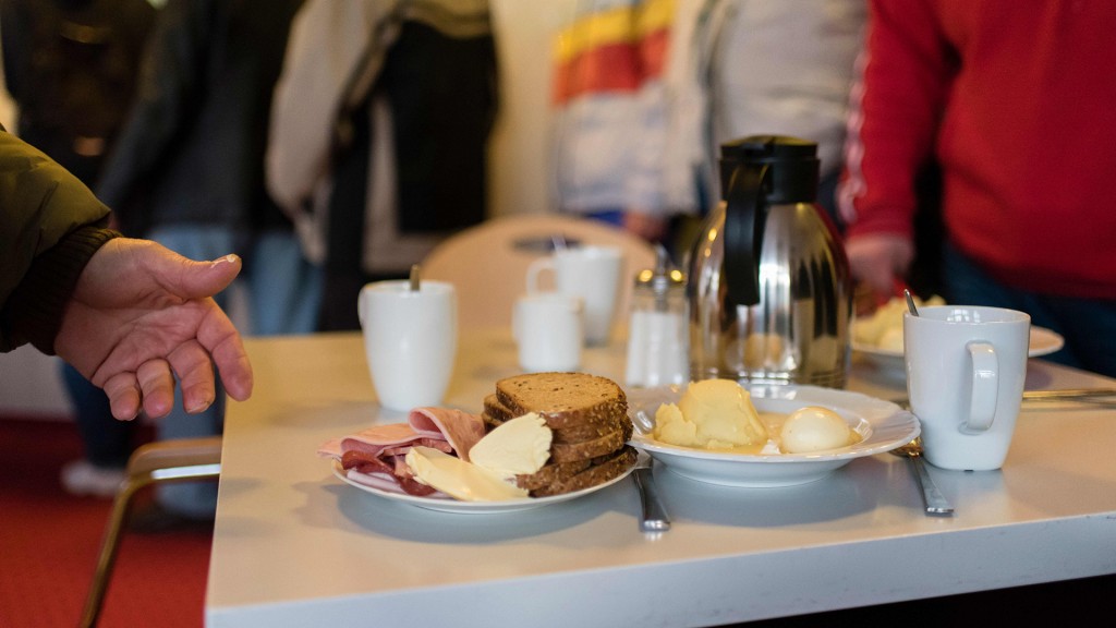 Teller mit Brot und Wurst stehen auf dem Tisch in einer Wärmestube.