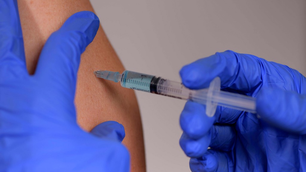 Eine Spritze zur Schutzimpfung wird verabreicht