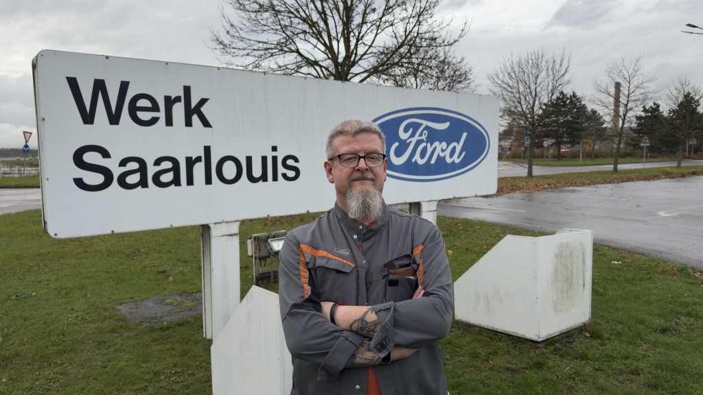 Foto: Mitarbeiter Michael Peters vor dem Schild Werk Saarlouis