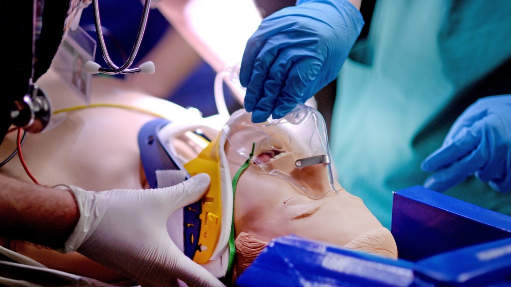 Ein Medizinstudent führt eine Notfallversorgung an einem Dummy durch.