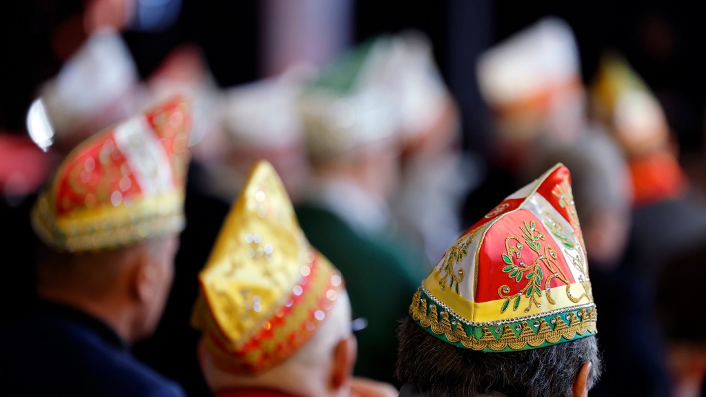 Foto: Karnevalisten mit traditionellen Kopfbedeckungen