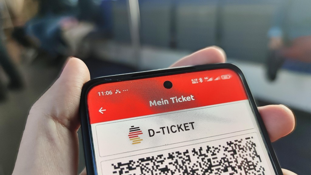 Foto: Deutschlandticket in einer App auf einem Smartphone