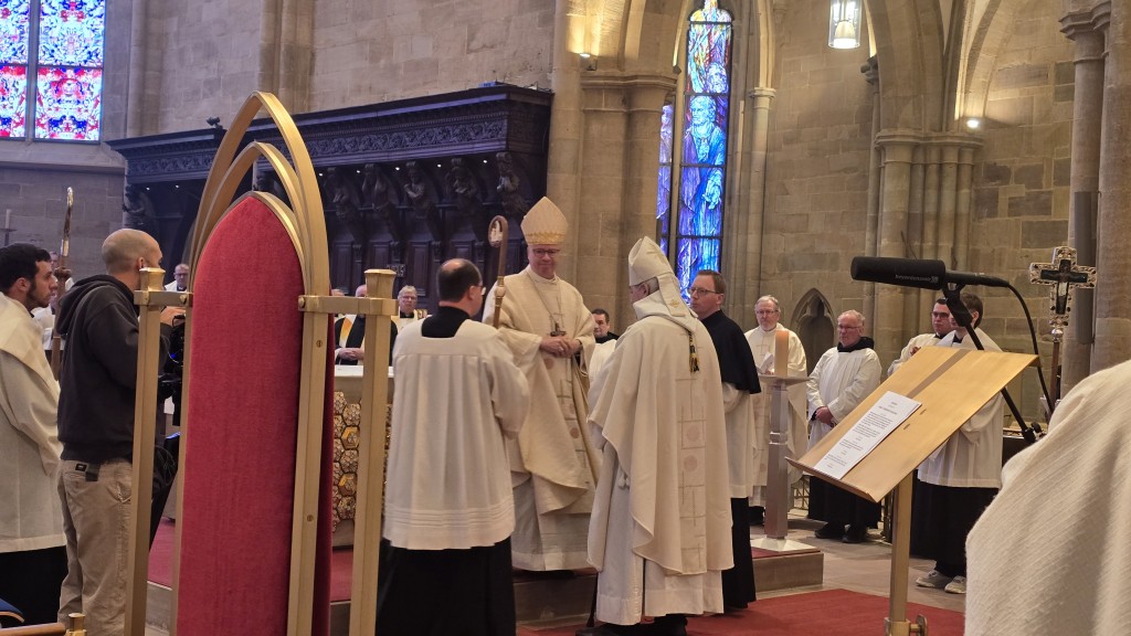 Foto: Trierer Bischof Stephan Ackermann nimmt die sogenannte Abtsbenediktion vor