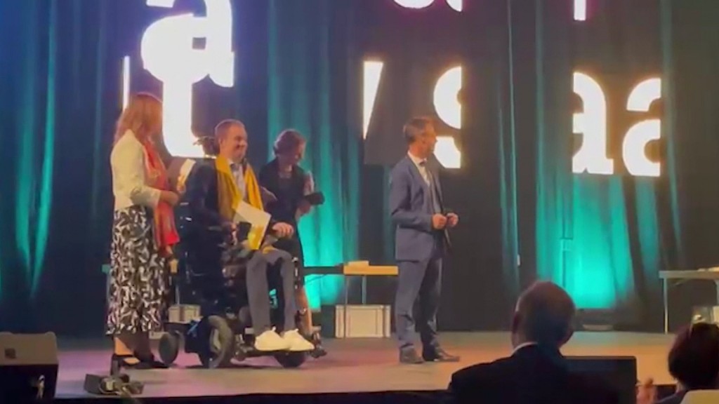 Foto: Luca Biwer erhält Preis auf Bühne