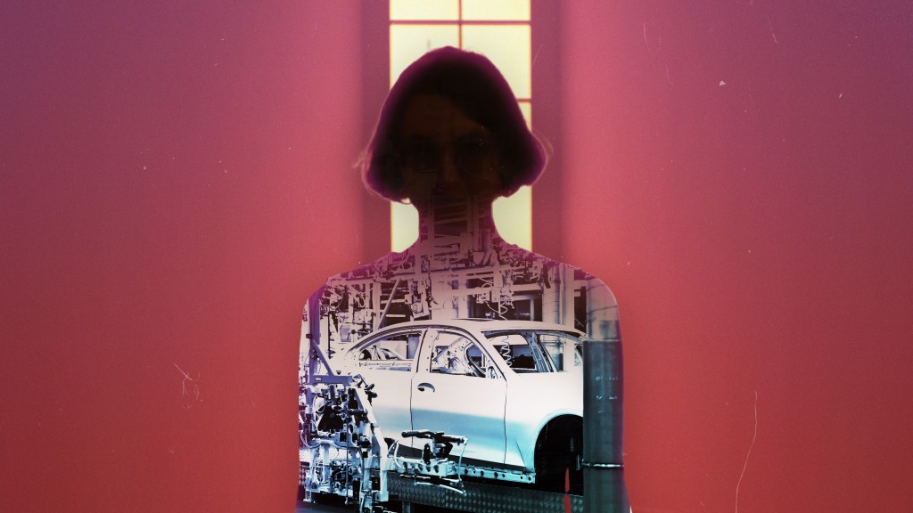 Eine junge Frau, in deren Silhouette man eine Szene aus der Automobilindustrie sehen kann