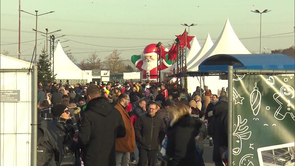 Menschenmenge auf der Abschiedsfeier beim Ford-Werk in Saarlouis