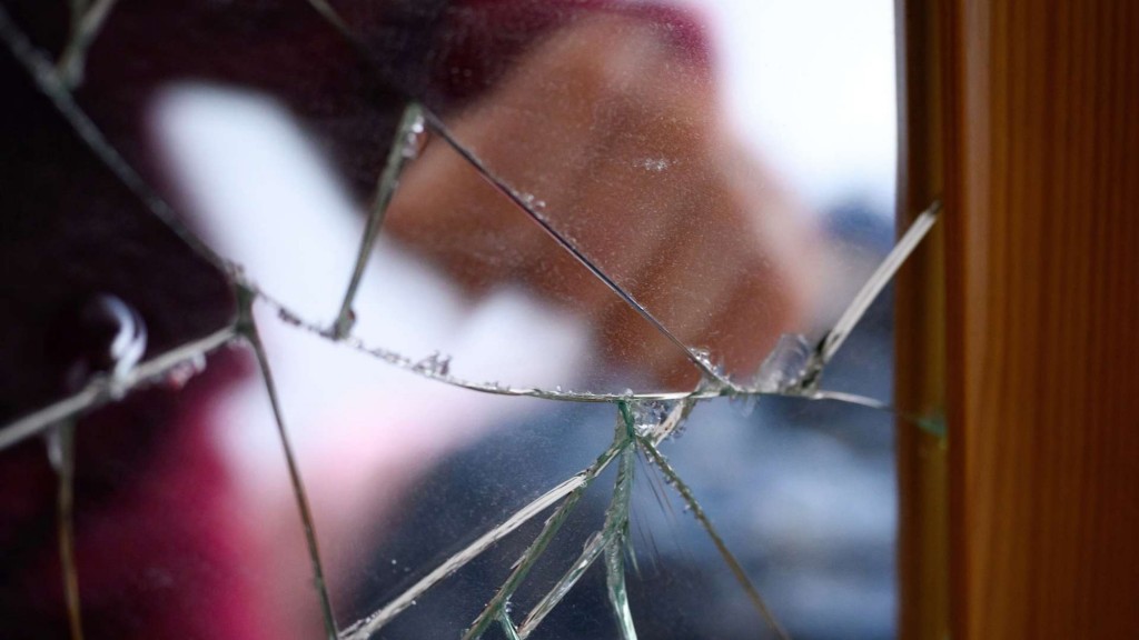 Symbolbild zum Thema häusliche Gewalt: eine Faust vor einem zerbrochenen Spiegel