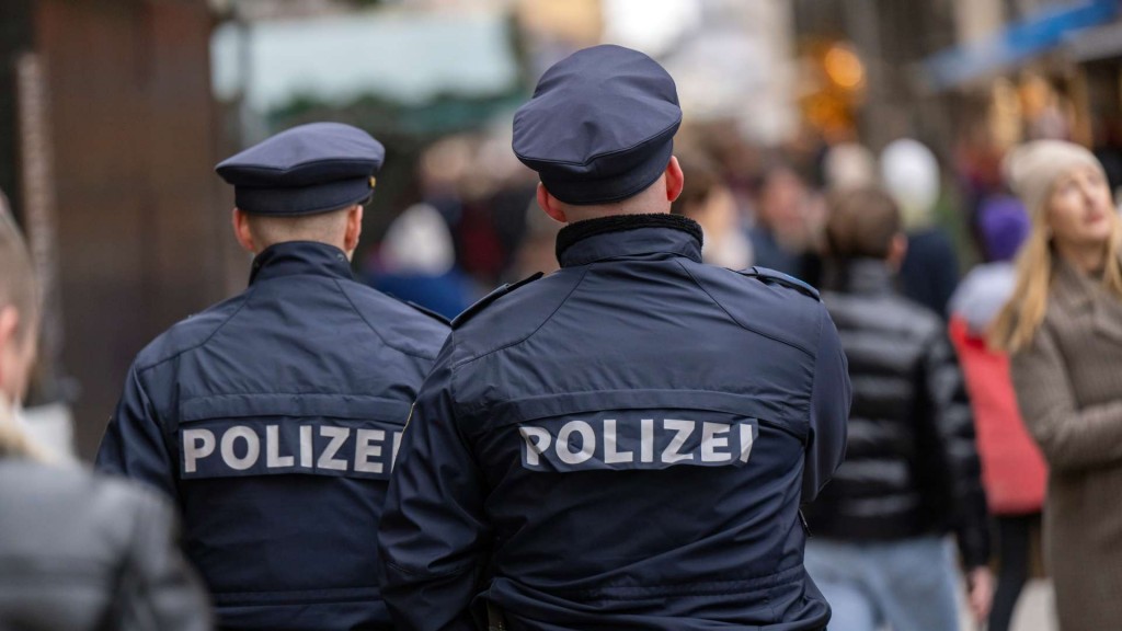 Polizisten laufen Streife