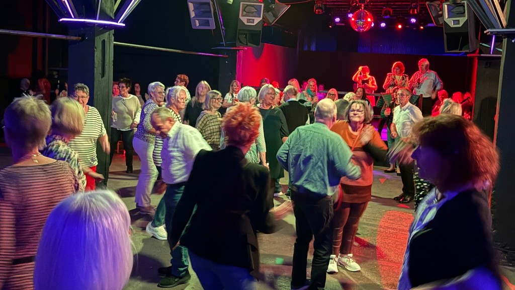 Ältere Menschen tanzen im Silo am Osthafen