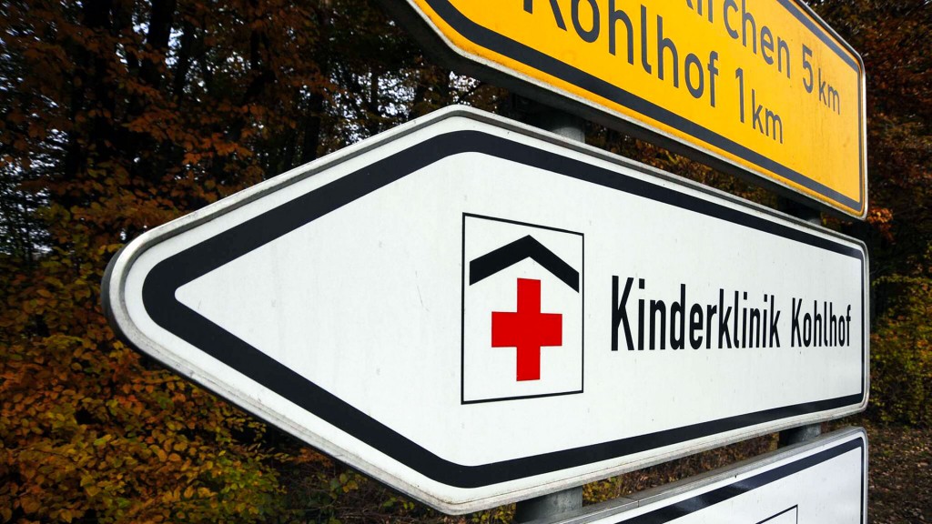 Ein Straßenschild zeigt den Weg zur Kinderklinik Kohlhof