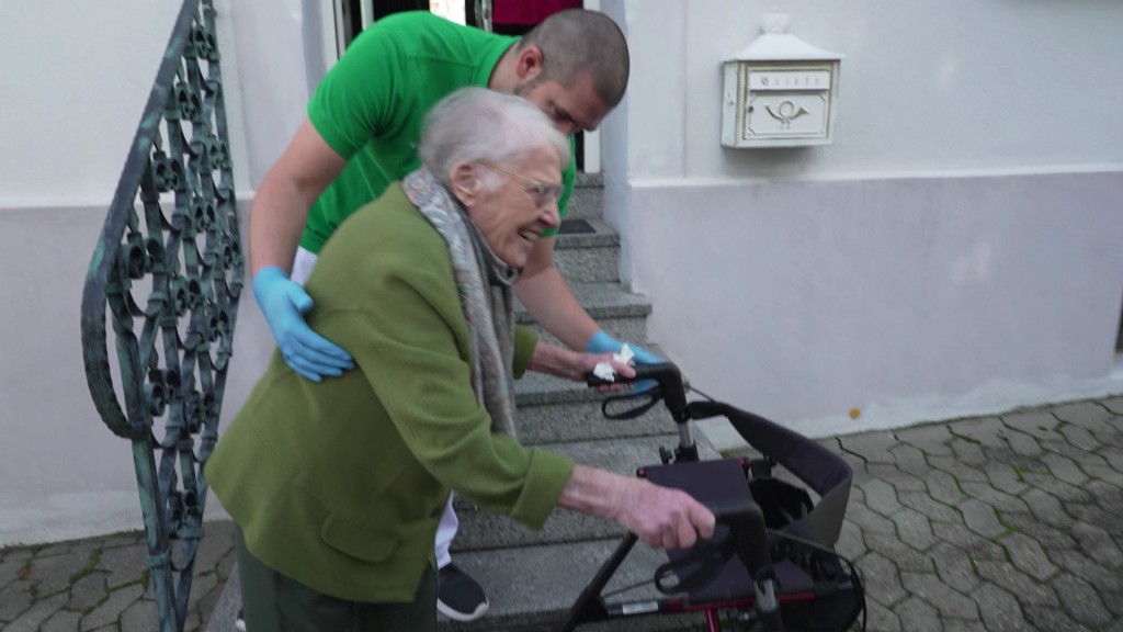 Foto: Pfleger hilft einer älteren Dame