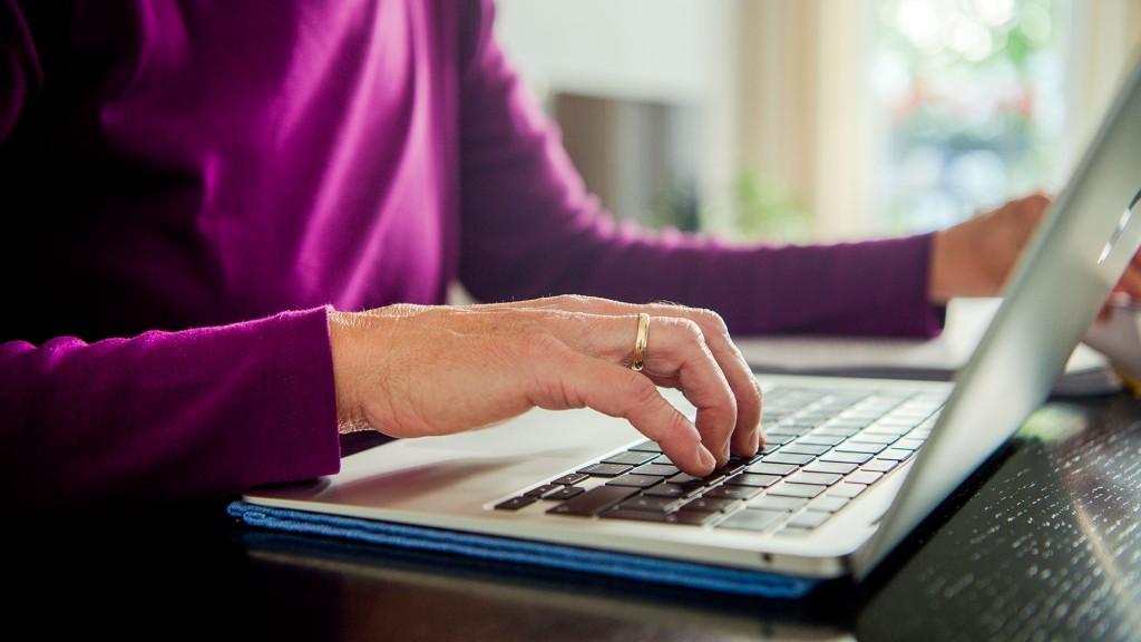 Jemand arbeitet an einem Computer