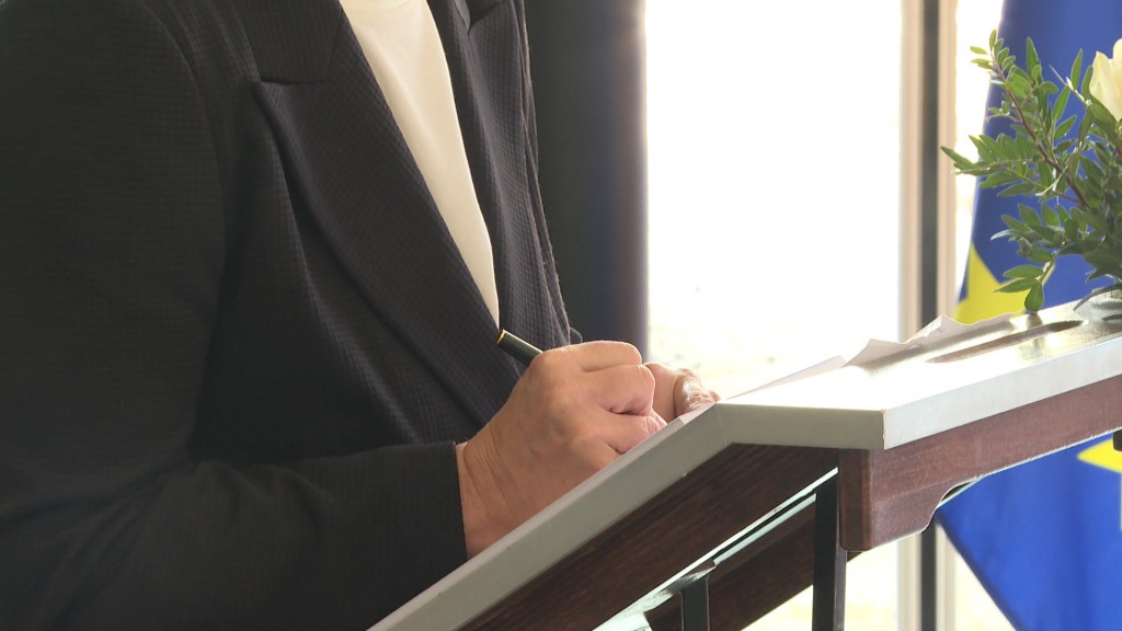 Foto: Anke Rehlinger trägt sich in Kondolenzbuch ein