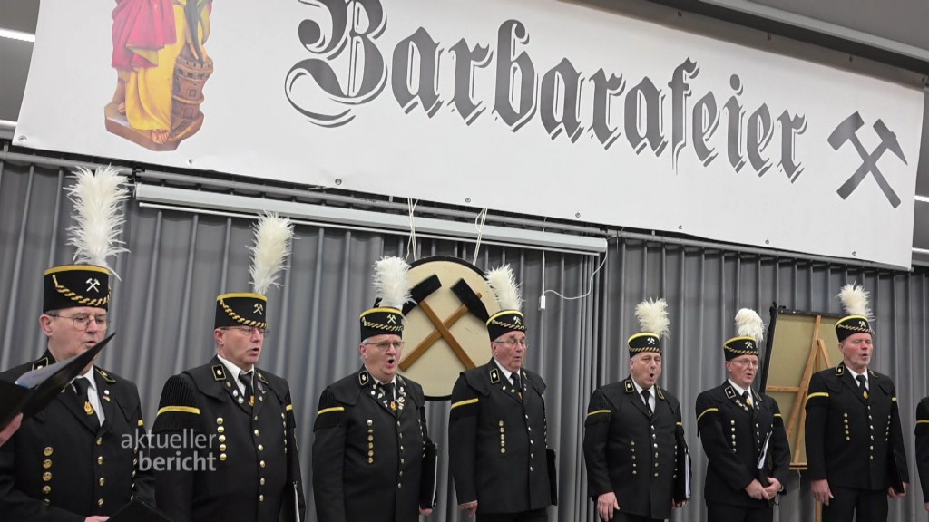 Foto: Mitglieder des Landesveband der Bergmannsvereine singen beim Barbarafest