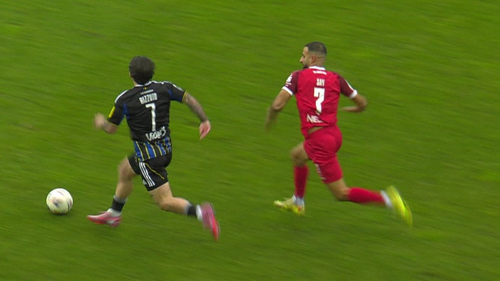 Foto: FC-Spieler und Essen-Spieler im Duell