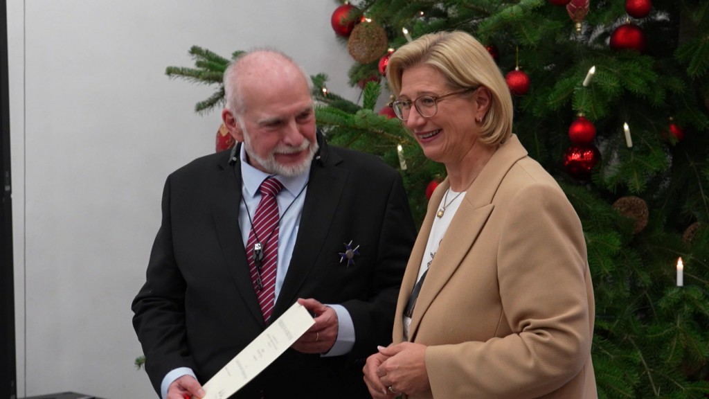 Foto: Anke Rehlinger zeichnet Helmut Eisel mit Verdienstorden aus