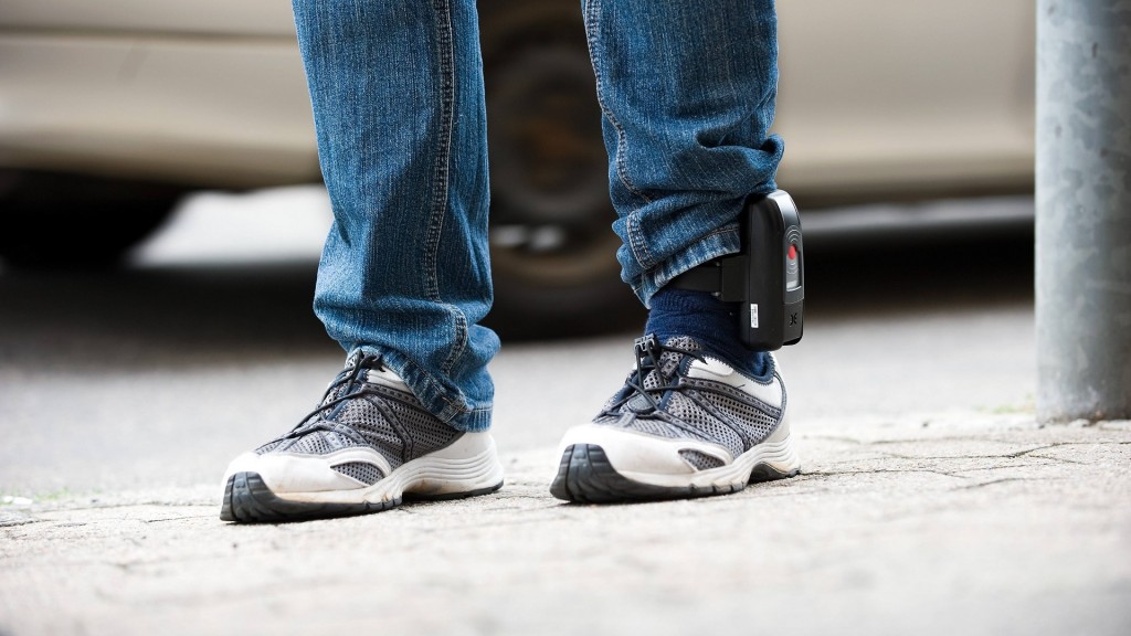 Mann mit Fußfessel am Knöchel.