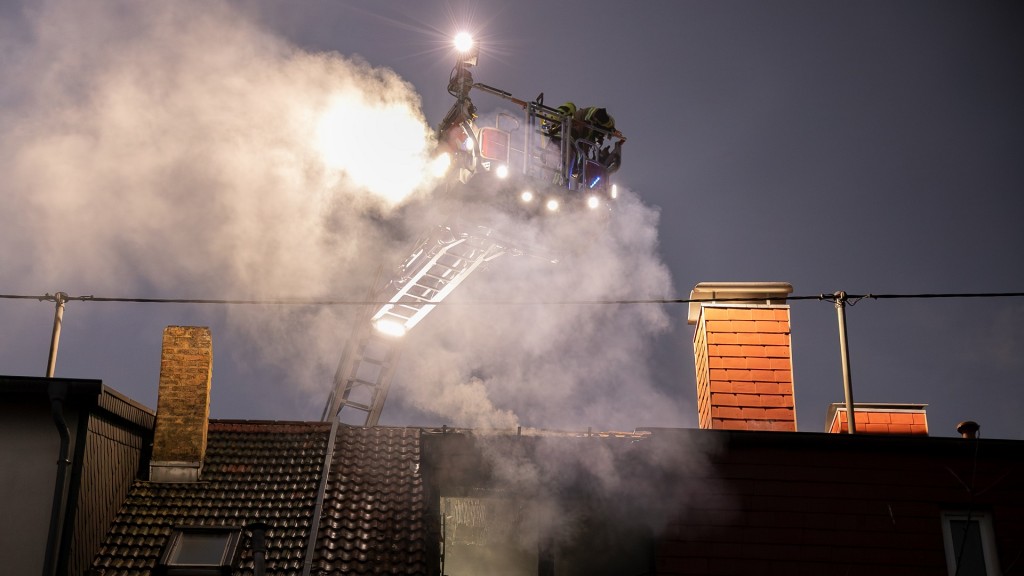 Rauch steigt aus dem Fenster eines brennenden Hauses in Neunkirchen