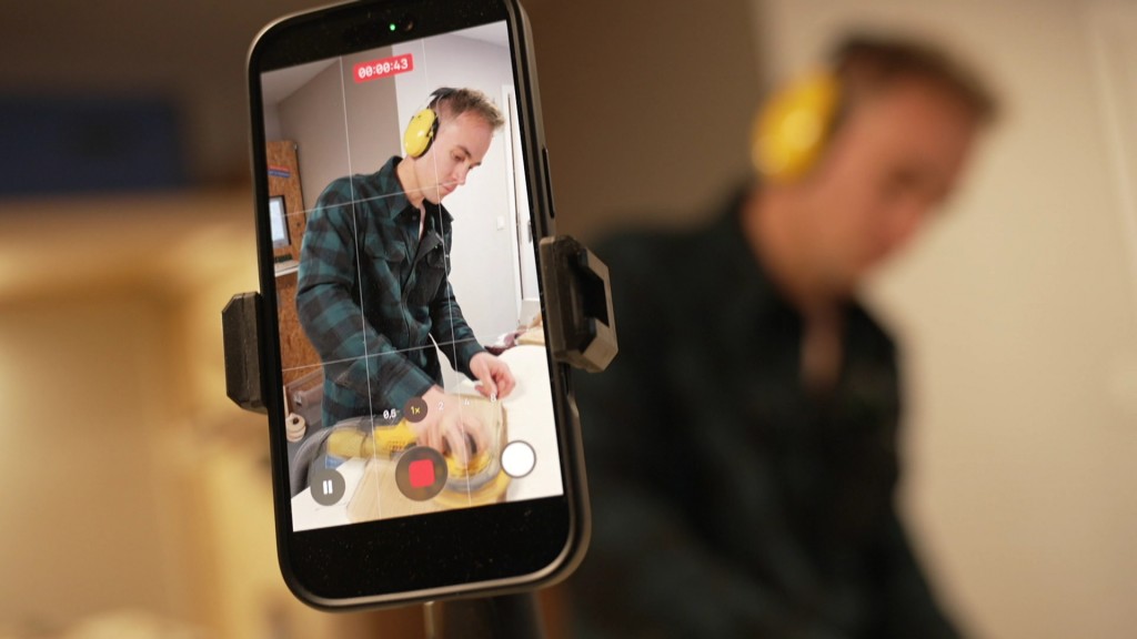 Foto: Philip Merten beim Videodreh mit seinem Handy