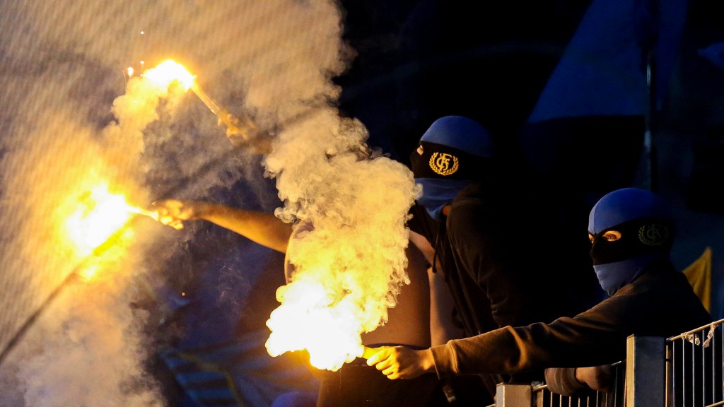 Saarbrücker Fans zünden Leuchtfackeln auf der Tribüne