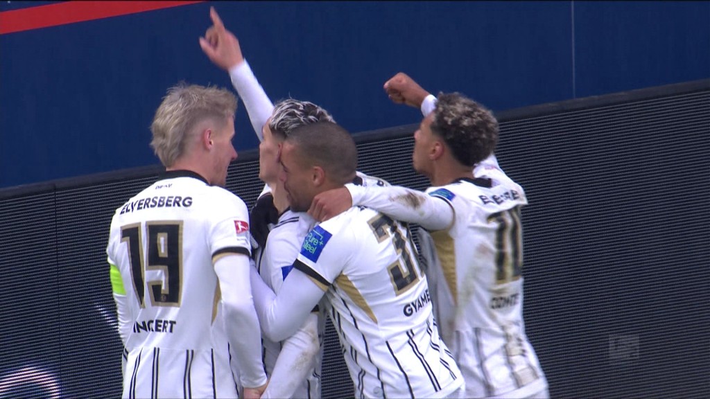 Foto: SV Elversberg-Spieler feiern Tor gegen Paderborn