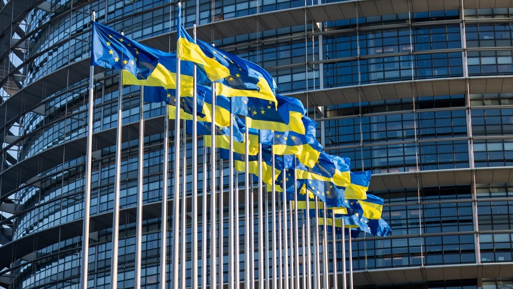 Die EU- und Ukraine-Flaggen wehen vor dem EU-Parlament in Straßburg