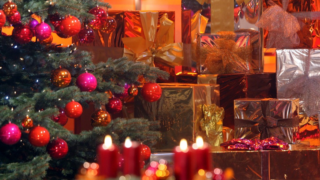 Festlich verpackte Weihnachtsgeschenke neben einem Weihnachtsbaum