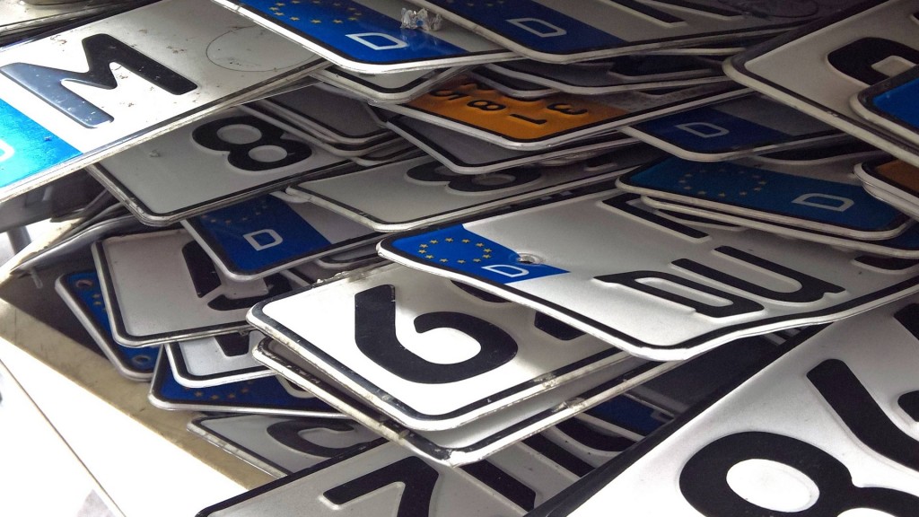 Symbolbild. Stapel mit abmonierten Autokennzeichenschildern