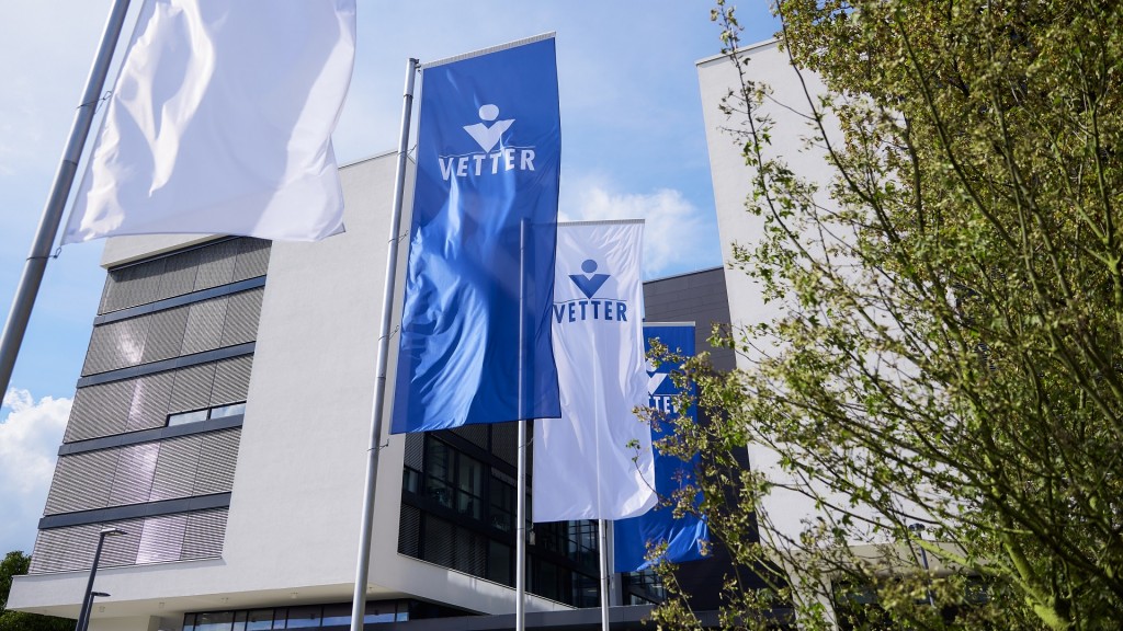 Das Firmenlogo der Vetter GmbH vor der Unternehmenszentrale in Ravensburg