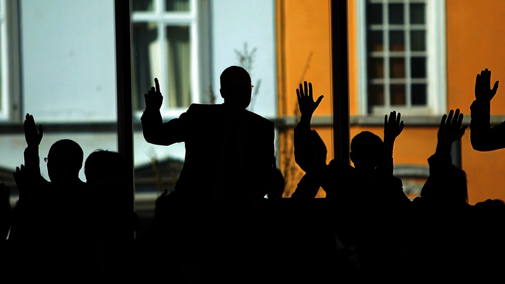 Schattenriss von Menschen, die mit den Händen abstimmen