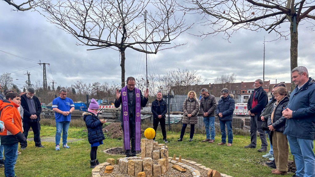 Foto: Reinhard Austgen, Bernhard Pinter (Sozialarbeiter BKH), Roland Isberner (Caritasratsvorsitzender), Michael Schley (Caritasdirektor), Gisela Rink (Caritas-Vorstandsvorsitzende), Fabian Zeimet (Leiter BKH), Peter Fried (Vorstand Caritasverband), Dr. F