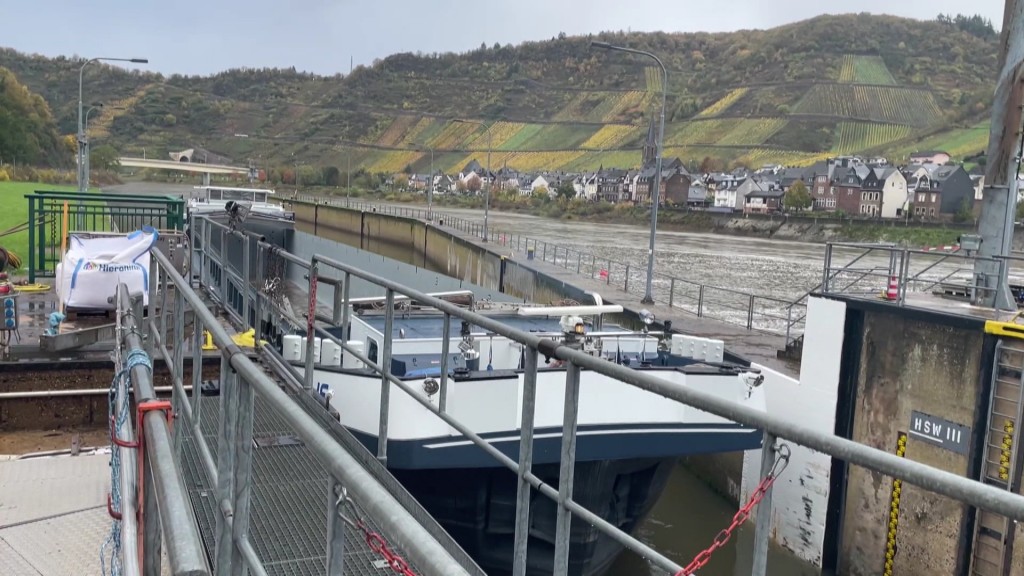 Schleuse Müden. Schäden am rechten Torflügel