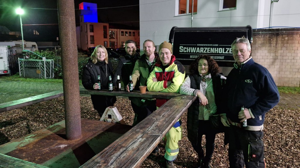 Schwarzenholzer am Stehbiertischofen auf dem Weihnachtmarkt
