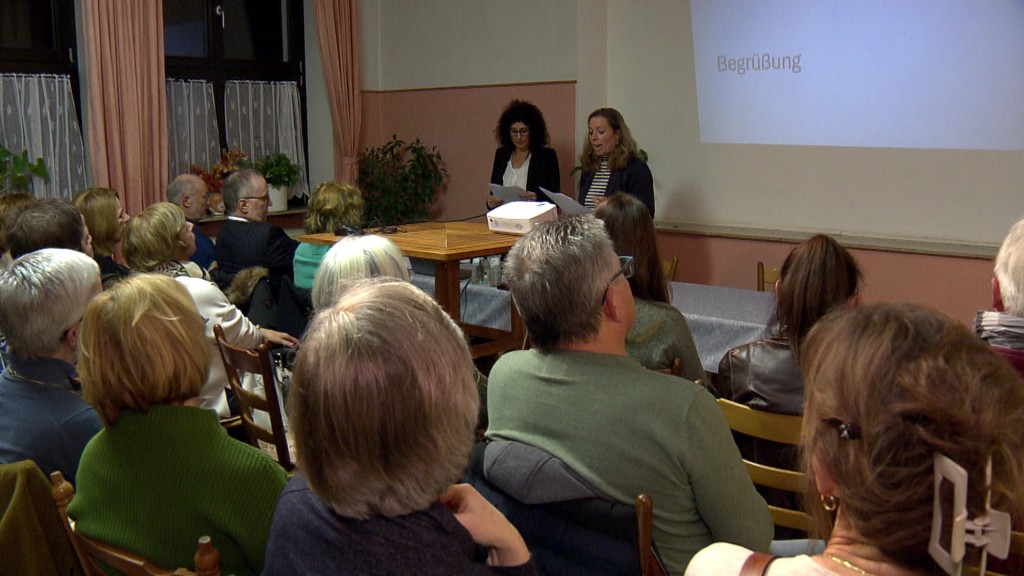 Teilnehmende des Treffens der Bürgerinitiative sitzen auf Stühlen