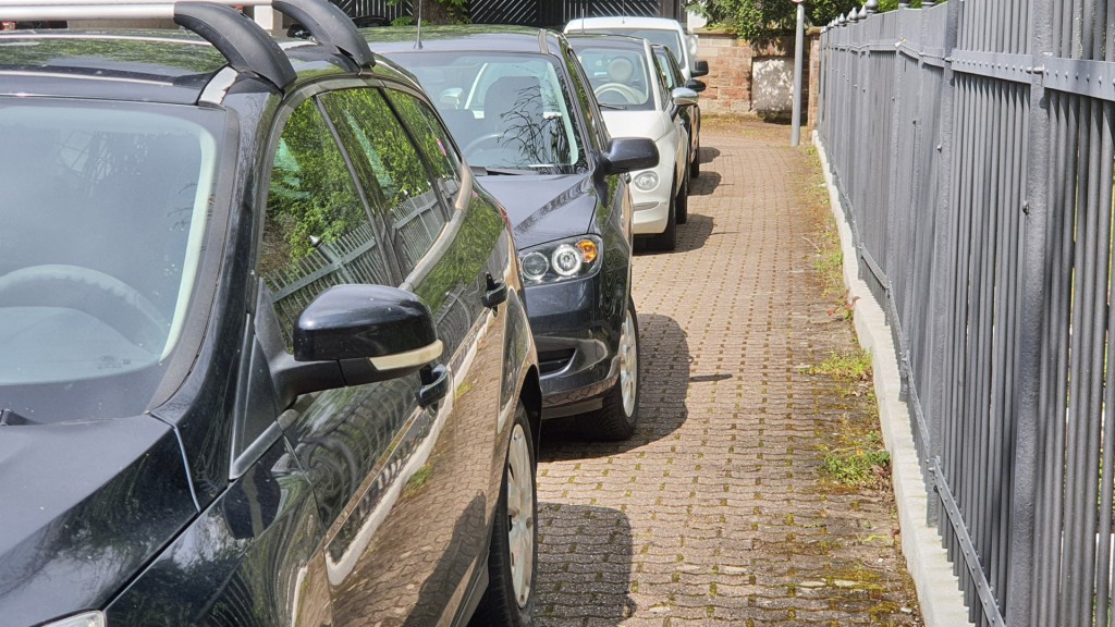 Parkende Autos auf einen Bürgersteig
