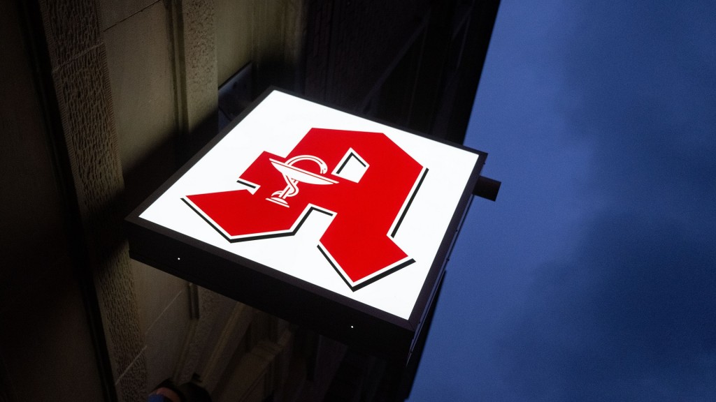 Ein Apothekenschild leuchtet an der Fassade eines Gebäudes