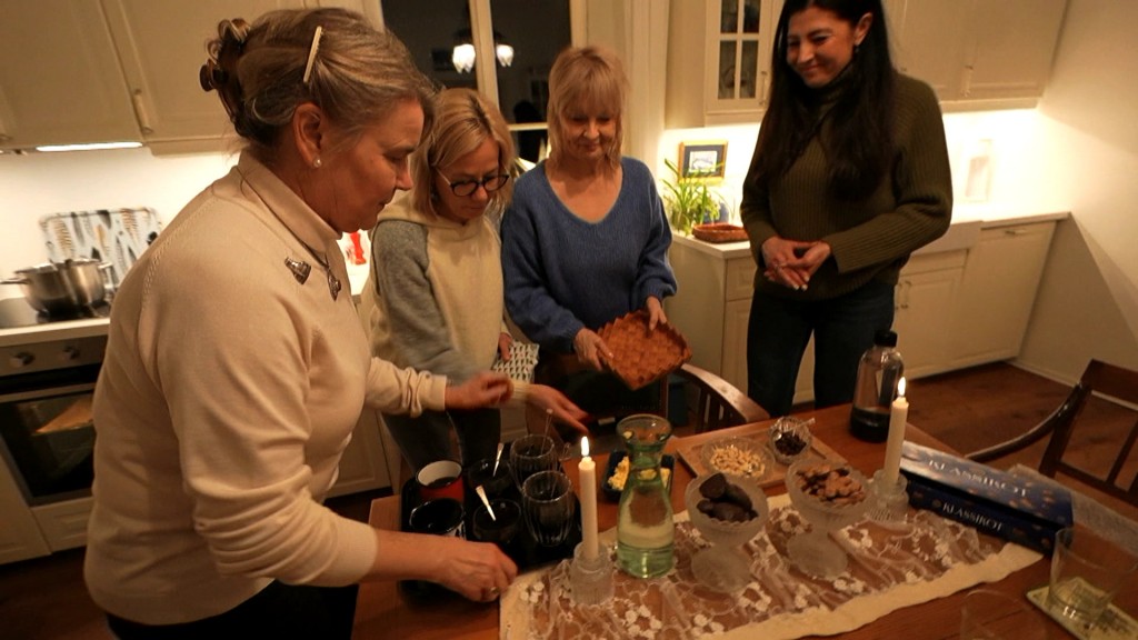 Foto: Frauen in einer Küche beim Ausprobieren finnischer Traditionen