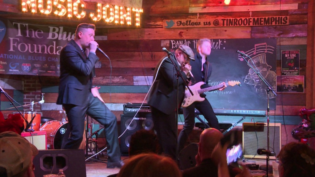 Foto:  Bluesharpspieler Chris Kramer und seine Band