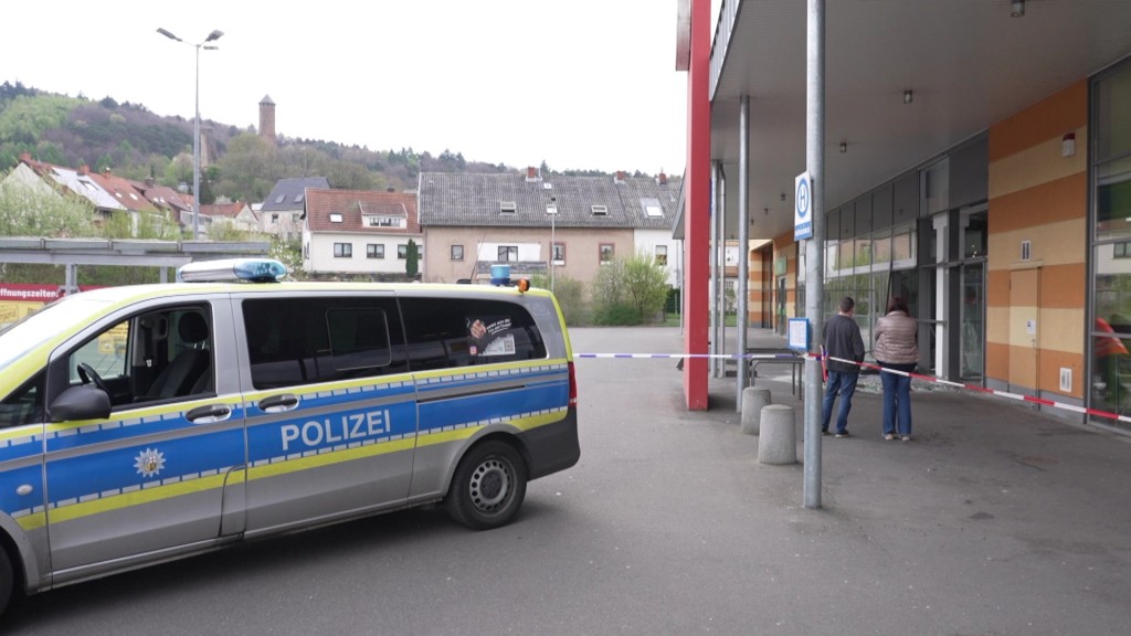 Foto: Ein Polizeiauto vor einem Supermarkt
