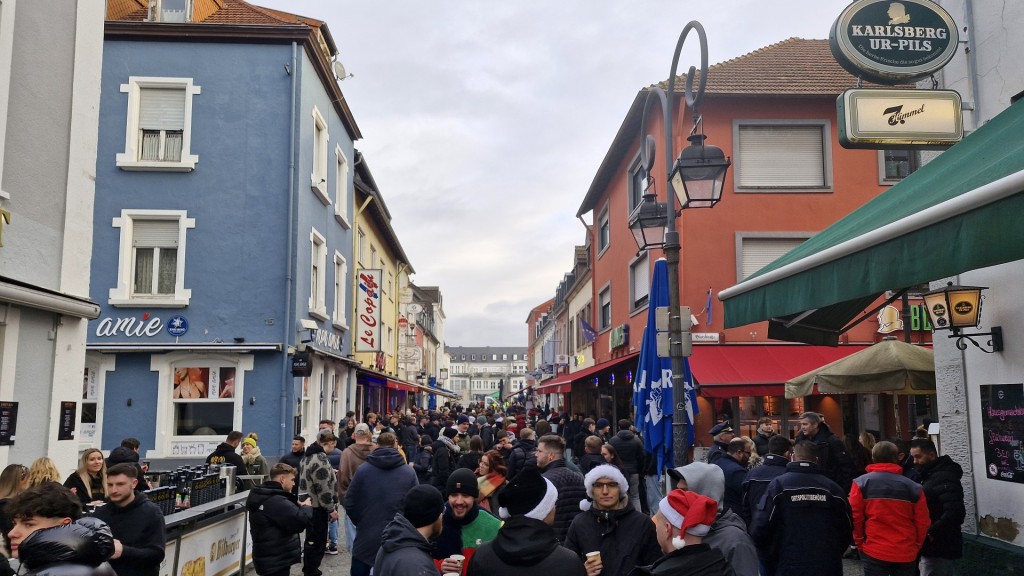 Die Altstadt in Saarlouis füllt sich am Heiligmorgen 2024 mit Menschen
