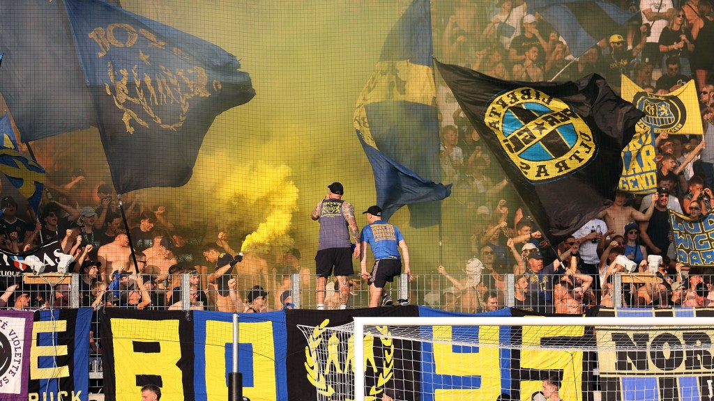 Foto: Saarbrücker Ultra-Fans zünden Rauchfackeln im Stadion