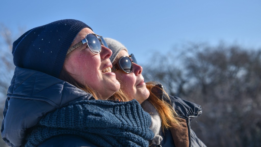 Spaziergänger genießen die Wintersonne
