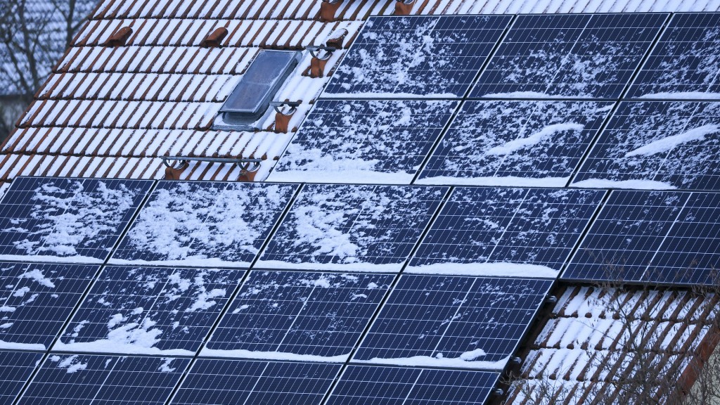 Foto: Eine dünne Schneedecke liegt auf der Solaranlage auf einem Einfamilienhaus.