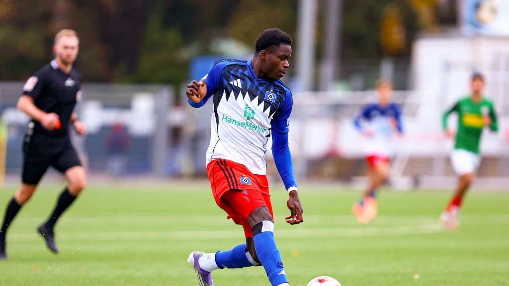 Foto: Fußballer Raif Adam am Ball