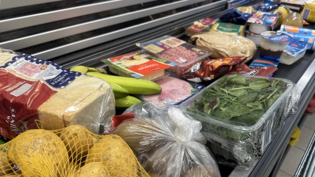 Lebensmittel liegen auf dem Kassenband in einem Supermarkt.
