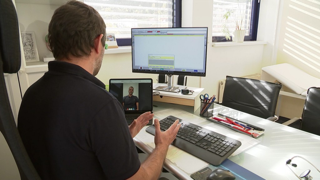 Foto: Arzt gibt Ersteinschätzung per Video