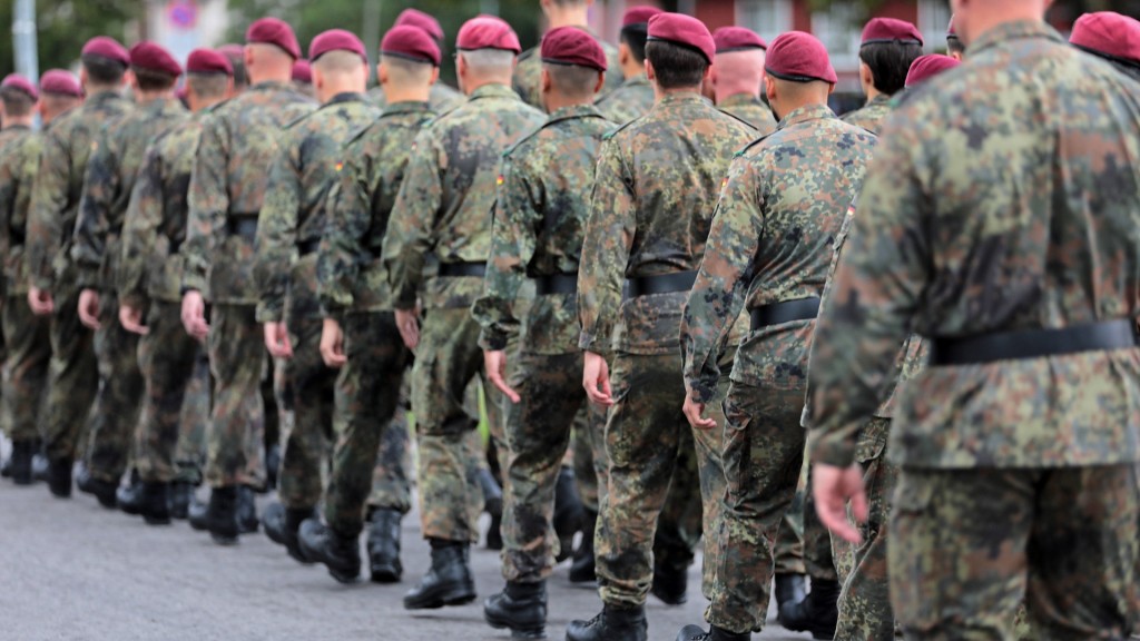 Fallschirmjäger des Fallschirmjägerregiments 26 Zweibrücken in der Kaserne.