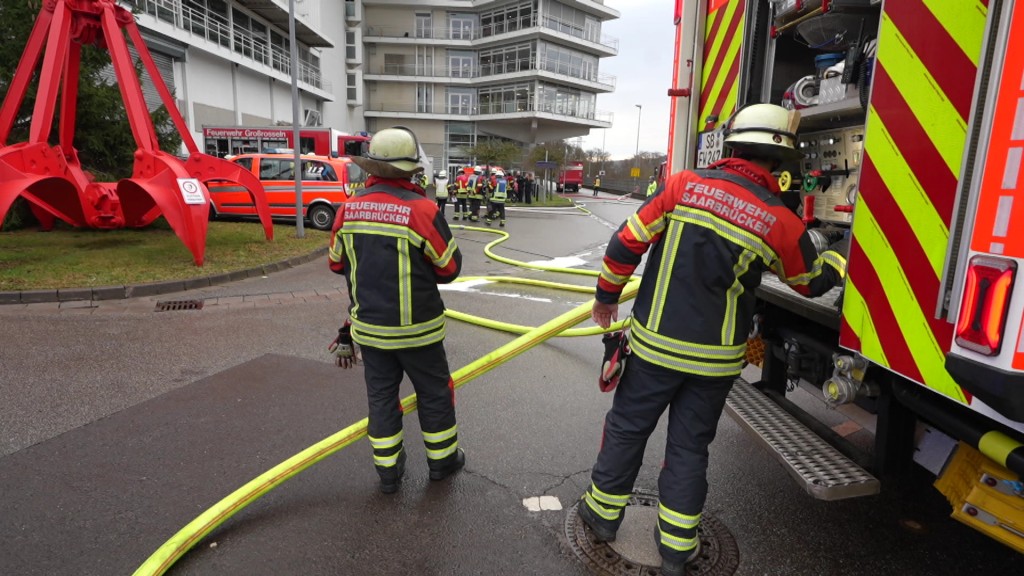 Foto: Feuerwehrmänner bei der Müllverwertungsanlage Velsen