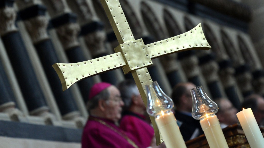 Ein Metallkreuz während eines Gottesdienstes im Trierer Dom